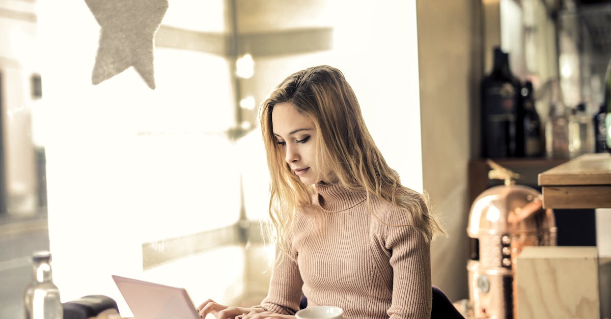 découvrez des solutions efficaces pour lutter contre le tech neck, une affection courante résultant d'une utilisation prolongée de l'appareil. découvrez les symptômes, les conseils de prévention et les étirements pour soulager l'inconfort et maintenir une meilleure posture.