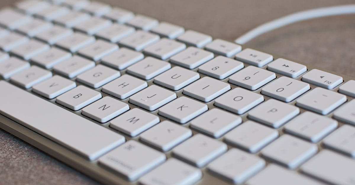 Assurez-vous que la hauteur de votre bureau permet à vos bras de reposer confortablement pendant la saisie.