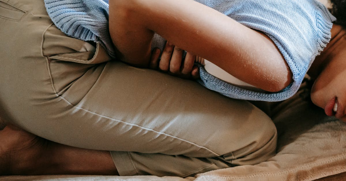 Ajustez votre oreiller et votre position de sommeil pour un meilleur alignement de la colonne vertébrale.