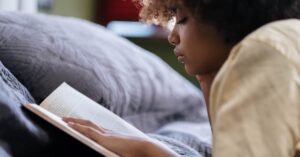 discover the best sleep positions for a restful night. explore how various sleeping postures can improve your sleep quality, relieve pain, and enhance overall well-being. find tips and guidance to achieve optimal comfort while you sleep.