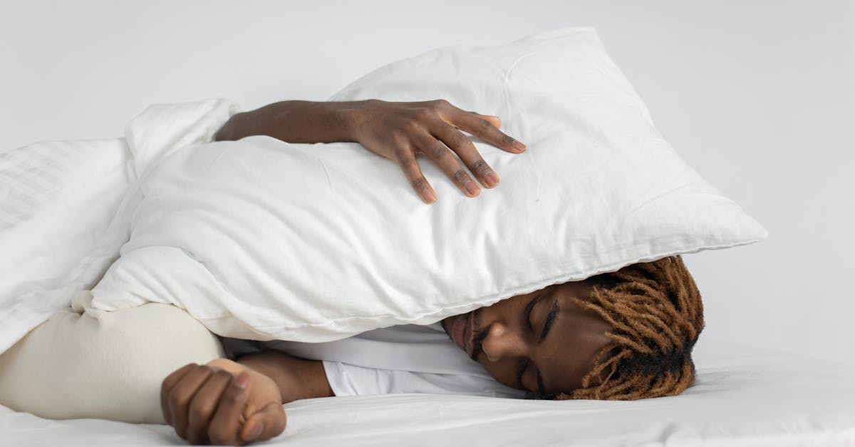 Pour ceux qui ressentent un inconfort sévère, surélever la tête pendant le sommeil peut apporter un soulagement significatif de la pression exercée sur le cou. L'élévation peut être obtenue en ajustant l'angle de votre lit ou en ajoutant des oreillers supplémentaires. Cette approche peut aider à soulager les symptômes associés à l'accumulation de tension ou à une mauvaise posture. Notamment, cette position de sommeil peut également améliorer la respiration et réduire les problèmes liés à un mauvais alignement dû à une utilisation prolongée du téléphone ou à d’autres contraintes liées à la technologie.