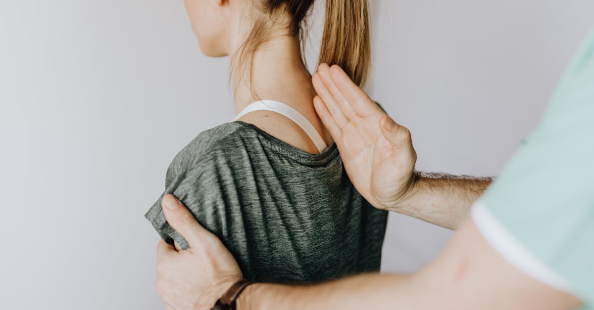 Utilise des exercices doux qui favorisent la stabilité et la fonctionnalité du tronc.