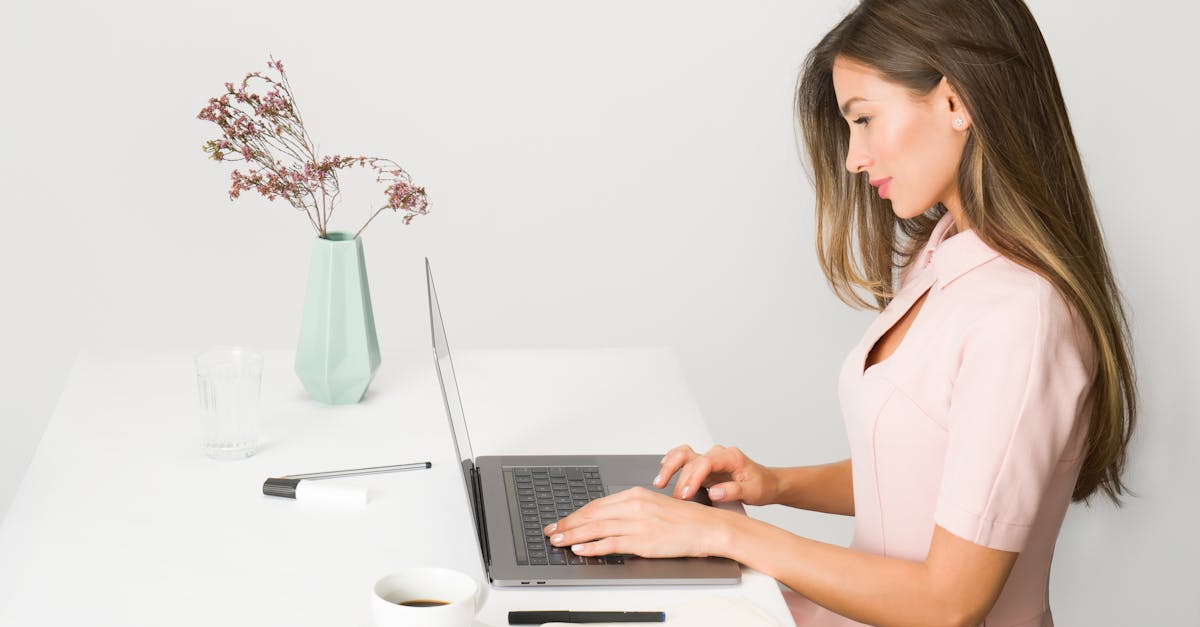 discover the benefits of a standing desk that promotes better posture, enhances productivity, and reduces the health risks associated with prolonged sitting. elevate your workspace with adjustable options designed for comfort and efficiency.